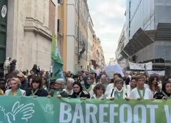 Madri palestinesi e israeliane a Roma camminano scalze per la pace