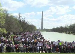 Washington, maxi pupazzo contro Trump al corteo No Kings