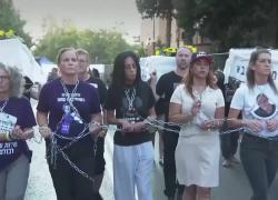 Israele, madri soldati Idf e ostaggi si incatenano davanti a casa di Netanyahu: "Stop a guerra, avete condannato nostri figli a morte" - VIDEO