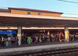 Pisa, manifestazione pro Palestina sui binari della stazione ferroviaria: circolazione bloccata per un'ora, oltre 1500 partecipanti - VIDEO