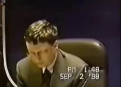 Bill Gates nel 1998 durante una deposizione, l’ex ceo di Microsoft dondola sulla sedia, “autismo ad alto funzionamento, asperger” - VIDEO