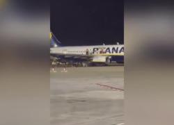 Palma di Maiorca, falso allarme incendio su volo Ryanair in fase di rullaggio, passeggeri evacuati dalle ali, 18 feriti – VIDEO