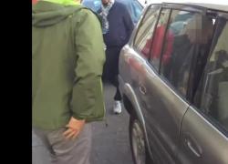 Torino, ladro resta chiuso nell'auto che stava rubando: il proprietario chiama il 112 tra le risate dei passanti - VIDEO