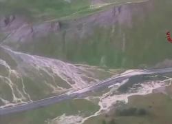 Nubifragio a Cuneo, frane sulla strada tra Argentera e colle della Maddalena, 20 persone bloccate in auto per i detriti, l'intervento dei VVF - VIDEO