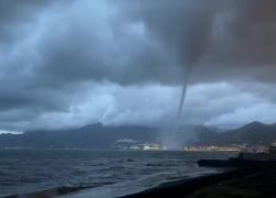 Il VIDEO della tromba d'aria a Salerno: una colonna di aria e acqua dal mare al cielo raggiunge la costa