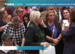 Il sindaco di Caltanissetta ha un malore improvviso in diretta tv, Walter Tesauro sviene durante le proteste per l'acqua - VIDEO