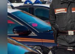 Valtellina, uomo nudo con coltello sul posto di lavoro della donna "di cui è ossessionato, ma che conosce solo di vista" - VIDEO