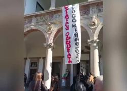Abbordaggio Flotilla, Università Statale di Milano occupata, studenti barricati nell’aula 211: “Lo avevamo promesso, bloccheremo tutto” - VIDEO