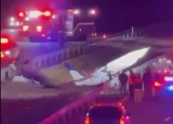 Incidente aereo a New York, ultraleggero si schianta in autostrada a 40km da Manhattan, 1 morto e 1 ferito, giallo sulle dinamiche - VIDEO