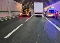 Incidente sull’A1, tir travolge Fiat Panda con 5 persone a bordo ferma con le 4 frecce nella galleria di Base in direzione Bologna - VIDEO