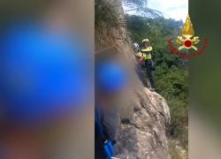 Lago Maggiore, malore improvviso per escursionista lungo via ferrata Miccia a Baveno, soccorsa con l'elicottero - VIDEO