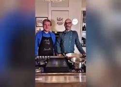 Bassetti in cucina, la virostar si improvvisa chef con Davide Bertellini: dall&rsquo;insistenza sul vaccino Covid al risotto di Natale - VIDEO