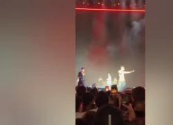 Tony Effe bestemmia al Circo Massimo "perché il pubblico non reagisce", poi chiede scusa sentendo i fischi: "Porca Mad**ca, perdonami Dio" - VIDEO