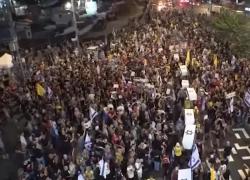 Proteste Tel Aviv contro Netanyahu, oltre 2mila manifestanti in marcia con finte bare, chiesto rilascio ostaggi - VIDEO