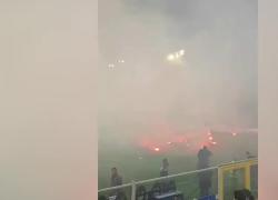 Sampdoria-Spezia, fumogeni in campo e partita sospesa per 6 minuti: la protesta dei tifosi contro Ferrero - VIDEO
