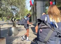 Paola Egonu e il fidanzato Leonardo Puliti, baci e abbracci in aeroporto dopo l'oro della pallavolo femminile contro gli Usa alle Olimpiadi - VIDEO