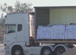 Gaza, 90 camion di aiuti umanitari entrati nella Striscia dal valico Kerem Shalom, ONU: "Possibili saccheggi da parte dell'Idf" - VIDEO