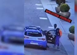 Brescia, uomo di origini africane "armato di coltello" colpisce auto della polizia con un pugno, atterrato da un agente con una spazzata - VIDEO