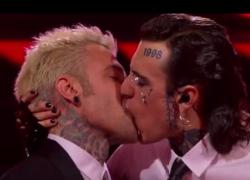 Rosa Chemical e Fedez, bacio in bocca a Sanremo 2023: VIDEO