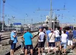 Napoli, operai Whirlpool bloccano i binari dei treni: "Non molliamo mai". VIDEO