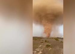 Emirati Arabi, tornado di sabbia con grandine e pioggia di fulmini che toccano il suolo, "nuovo allarme cloud seeding" - VIDEO