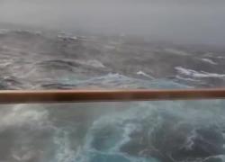 Golfo Biscaglia, nave da crociera travolta da tempesta: "Onde alte 9 metri, volavano i tavoli" - VIDEO