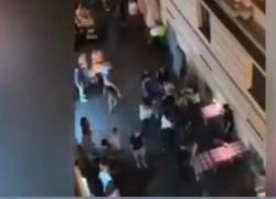 Roma, Pantheon, ladra picchiata a calci e pugni dalla folla, dopo furto di uno zaino, il VIDEO è virale