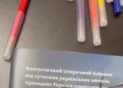 Ucraina, Zelensky tra i banchi di scuola: in un libro il presidente aiuta i nazisti a combattere Stalin - VIDEO