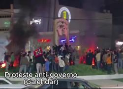 Morte Khamenei, Iran spaccato: dimostranti anti-governo applaudono da finestre, cortei pro-ayatollah in Pakistan e Iraq - VIDEO