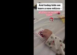 Gaza, il VIDEO CHOC del soldato israeliano che mostra ai figli carte da gioco raffiguranti membri di Hamas da uccidere: "Il nuovo mitzvah"