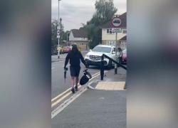 Fleximan arriva anche a Londra, membro dei "Blade Runners" distrugge palo e telecamere ULEZ, la ZTL inglese - VIDEO