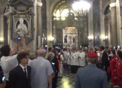 Napoli, la liquefazione del sangue di San Gennaro si ripete. Presente anche il presidente della Regione De Luca - VIDEO