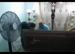 Ecuador, si risveglia nella bara durante la veglia funebre. Bussava al coperchio - VIDEO
