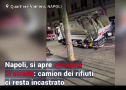 Napoli, voragine di 6 metri si apre in strada al Vomero, camion dei rifiuti rimane incastrato per due ore, disagi al traffico - VIDEO