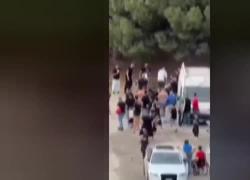 Bari, pestato davanti al figlio dai tifosi fuori dal San Nicola, l'uomo voleva recuperare lo zainetto del piccolo durante la contestazione - VIDEO