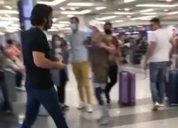 Can Yaman torna a Roma: VIDEO. I fan lo riprendono mentre lui esce dall'aeroporto