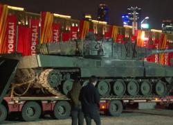 Russia, 30 carri armati europei e americani catturati all'Ucraina in mostra: Leopard, Bradley e Abrams - VIDEO