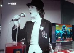 Rino Gaetano, a Roma la mostra con i suoi cimeli, dalla Lettera 22 al cilindro di Gianna: "Fu il primo ad utilizzare la parola sesso in una canzone" - VIDEO