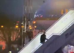 Varsavia, Biden inciampa e cade mentre sale la scaletta dell'Air Force One - VIDEO 