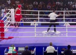 Parigi 2024, Angela Carini si ritira dal match contro Imale Khelif, lei: "Fa malissimo" e scoppia a piangere, Meloni: "Gara impari" - VIDEO