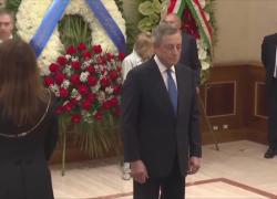 Meloni e Draghi alla camera ardente di Napolitano: rapido scambio di sguardi e gelo tra i due - VIDEO