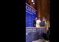 Usa, Nicki Minaj si definisce "fan numero 1 di Trump" e ottiene dal tycoon la Gold Card che le faciliter&agrave; l&rsquo;iter sulla cittadinanza - VIDEO