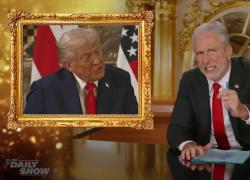 Usa, Jon Stewart apre "Daily Show" con interpretazione sarcastica di Trump dopo sospensione Kimmel da Abc: "Programma conforme a standard statali" - VIDEO
