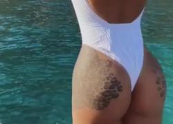 Elettra Lamborghini, cane le morde la chiappa: "Di solito mi saltano addosso". VIDEO