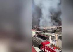 Incendio a Roma, al Trullo bruciano due capannoni, palestra e negozi, grossa colonna di fumo nero - VIDEO