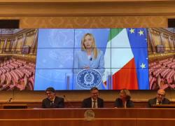 Meloni: "Grazie senatori e senatrici del PD per aver contribuito allo sviluppo tecnologico in Italia", ma il VIDEO al Senato è un deepfake