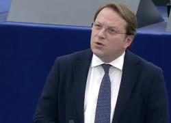 Commissario ungherese al Parlamento, il fuorionda di Oliver Varhelyi: "Quanti idioti ci sono qui?" - VIDEO