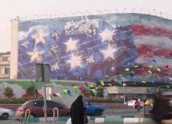 Iran, nuovo murale contro Usa in piazza a Teheran: jet danneggiati su portaerei con slogan &ldquo;Chi semina vento raccoglie tempesta&rdquo; - VIDEO