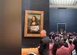 Louvre, torta contro la Gioconda: il responsabile "si definisce un artista" VIDEO