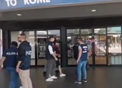 Strage Corinaldo, Andrea Cavallari atterrato a Fiumicino dopo estradizione da Barcellona, sarà portato in carcere a Civitavecchia – VIDEO